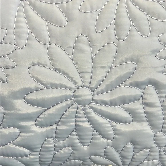 Betsey Johnson Sky Blue Daisy Quilted Cosmetic Bag 🩵 💄 - Picture 4 of 10